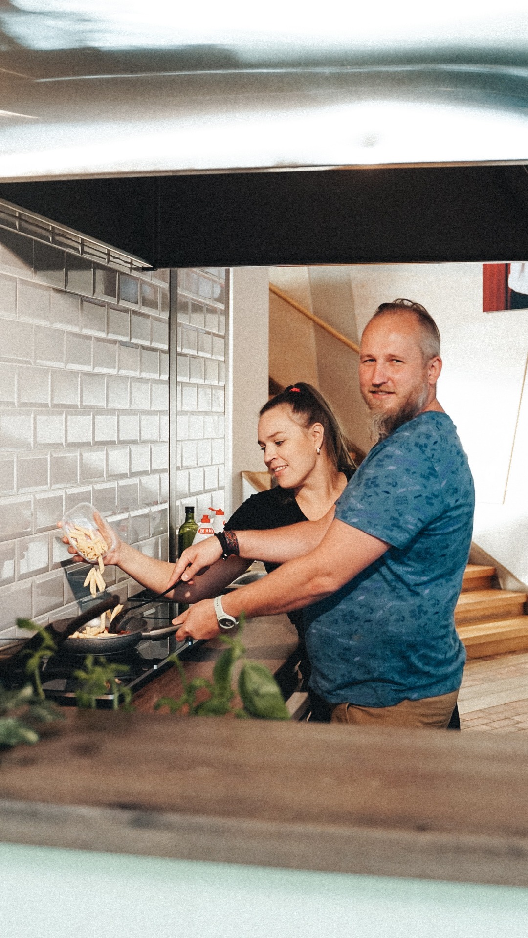 Triin ja Priit valmistamas pastat Pasta Heaveni algusaegadel
